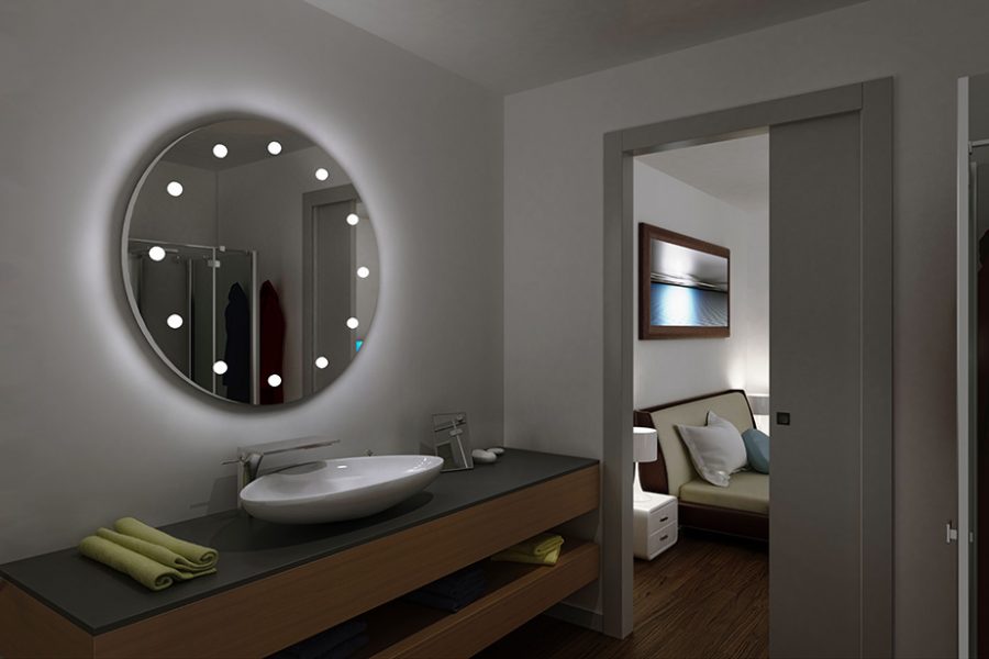 Prima e dopo specchio bagno illuminato a LED vs specchio tradizionale	