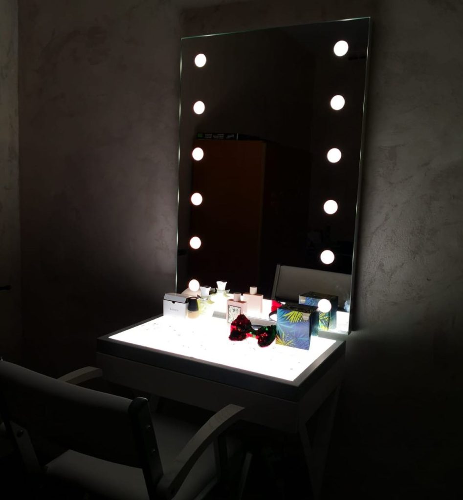 specchio verticale con luci integrate per postazione trucco in casa