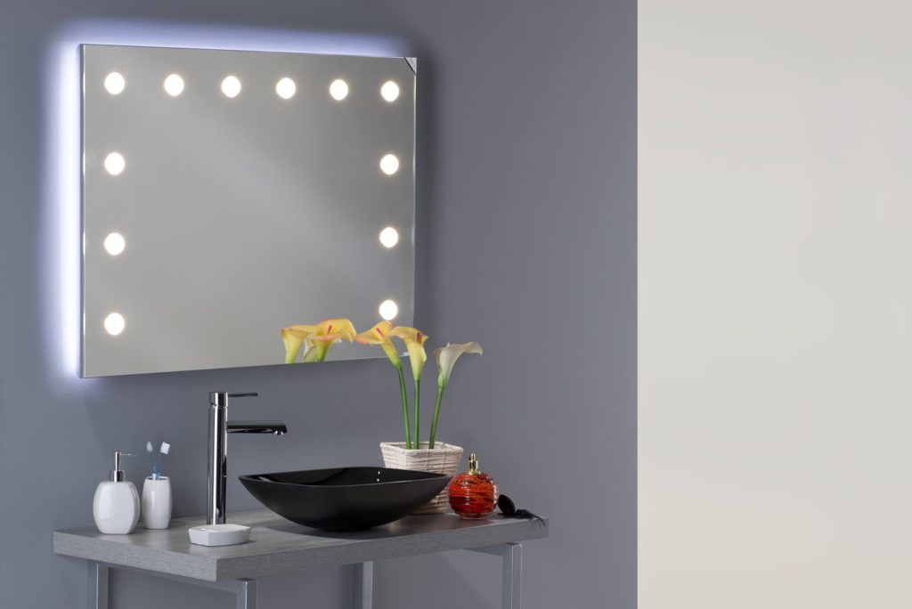 Grand miroir rectangulaire design avec éclairage intégré réglable pour salle de bain style minimaliste, les meilleurs miroirs de salle de bain