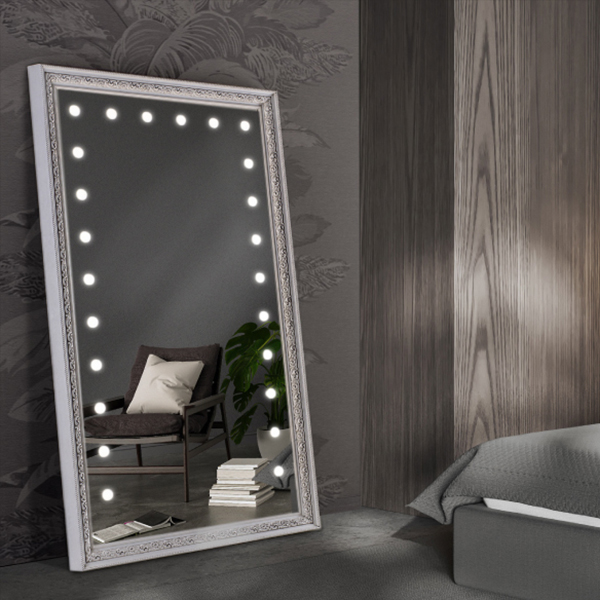 Grande specchio decorativo in camera da letto
