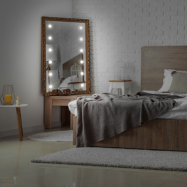 specchio con cornice oro grande in camera da letto