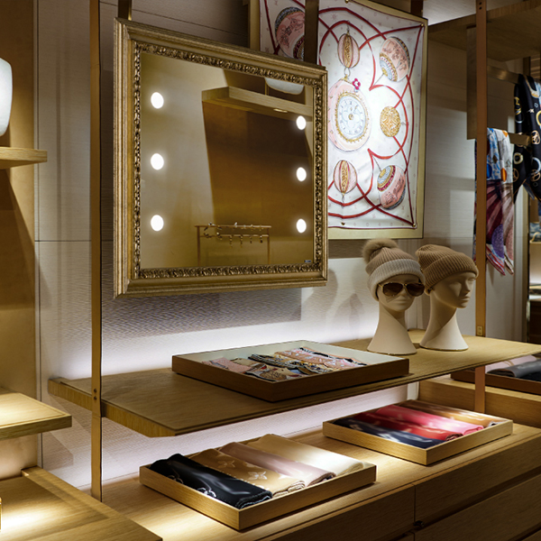 Specchio con cornice oro grande in negozio di abbigliamento