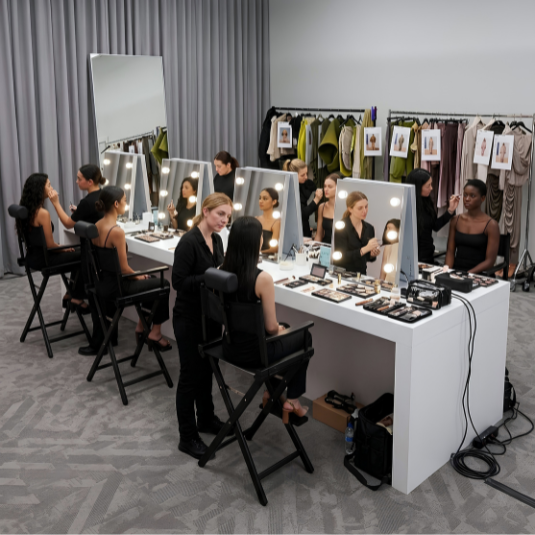 Specchio da tavolo illuminato professionale per make-up artist e postazioni trucco temporanee.
