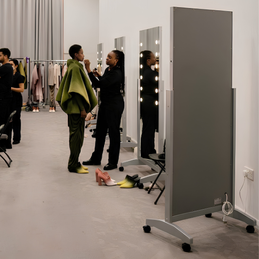 Specchio mobile facilmente spostabile per ambienti multifunzionali e retail